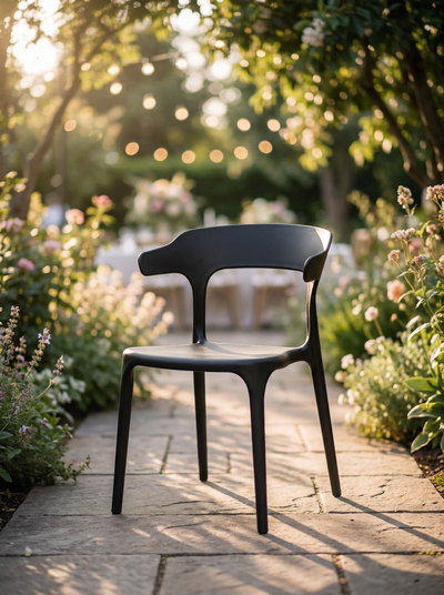 chaise plastique noir