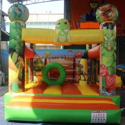 CHATEAU STRUCTURE GONFLABLE DINOSAURE 3,8x4m