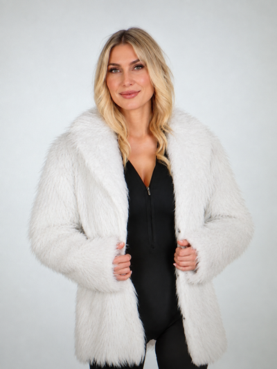 Location VESTE FEMME EN PELUCHE BLANCHE